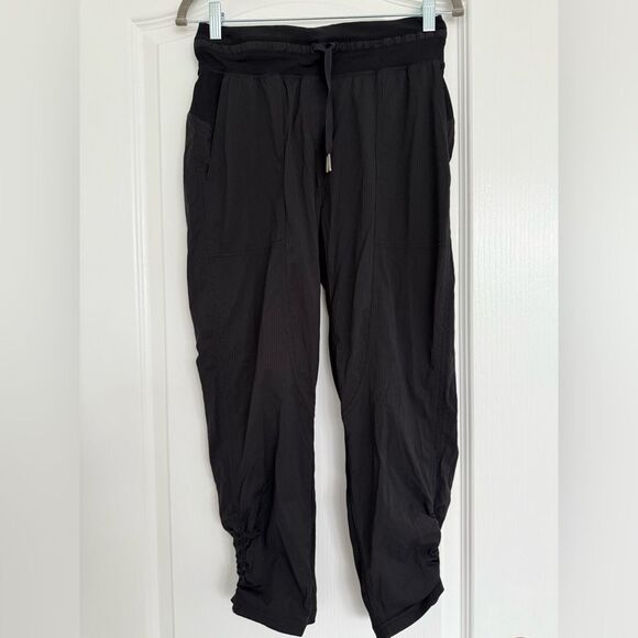 Lululemon woman’s Black Jogger Track Pants with Elastic Waistband. - Picture 1 of 4